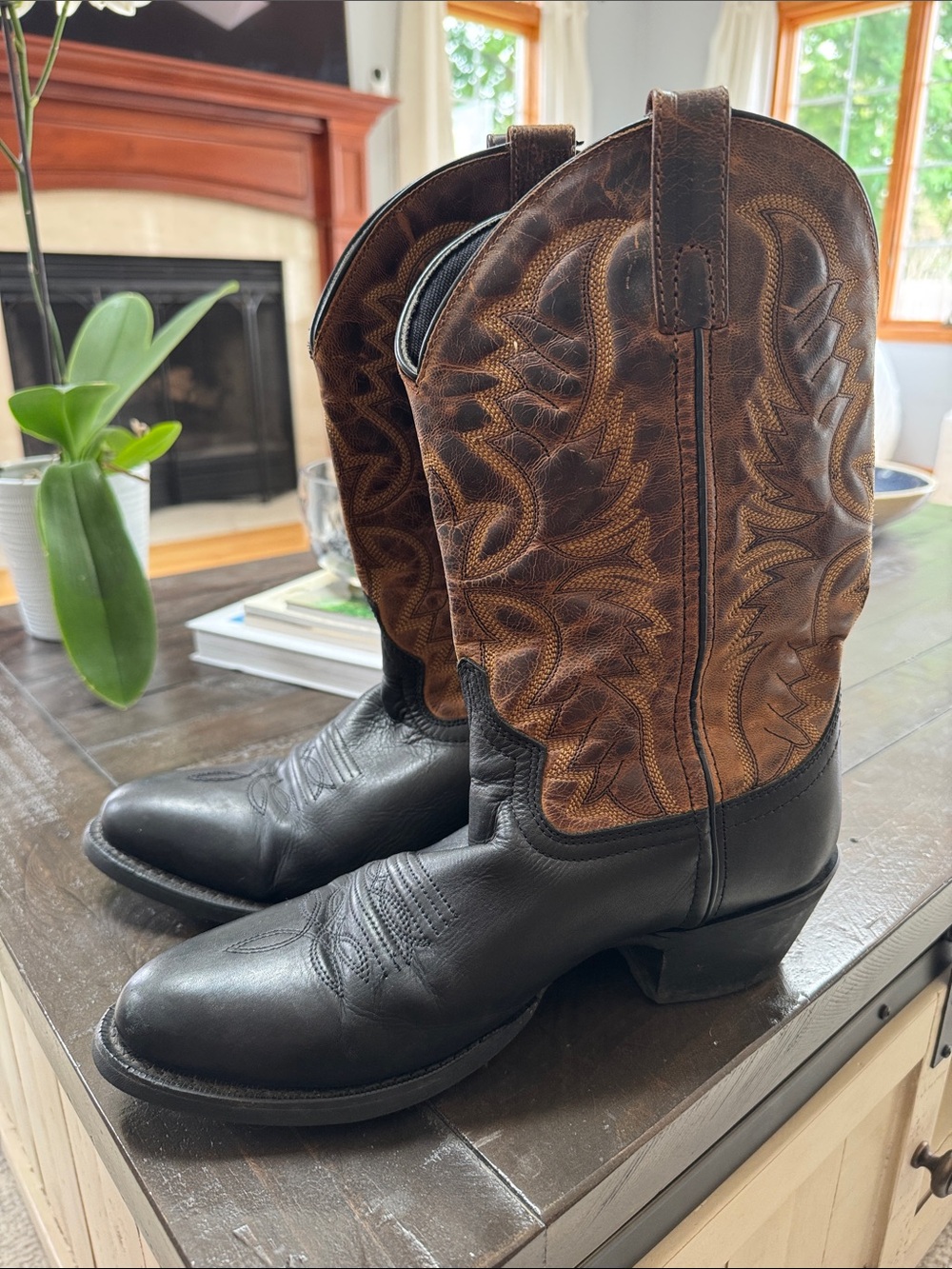 Laredo round toe cowboy boots - Black & Brown